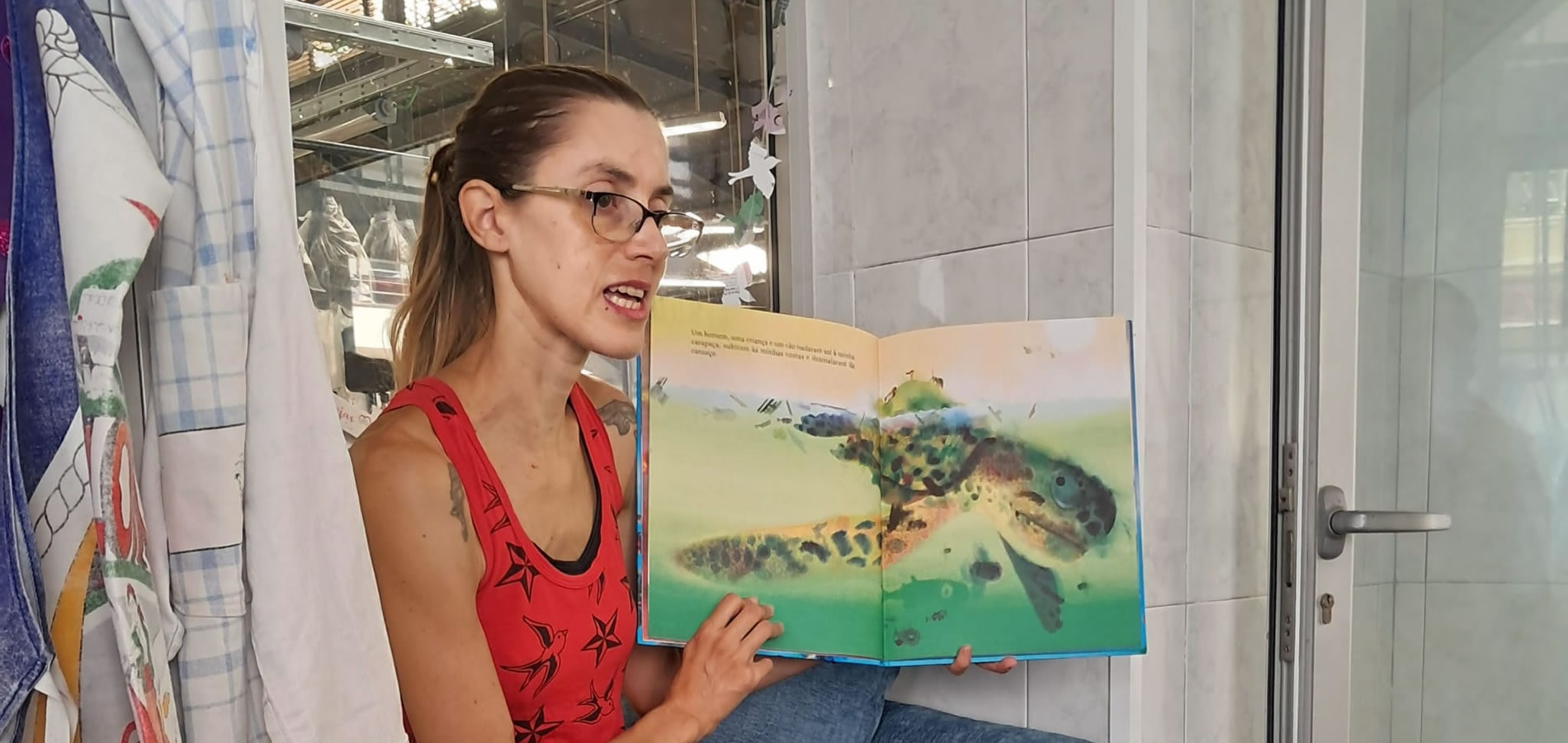 Hora do Conto com Aline Mendes no Mercado Municipal de Almada